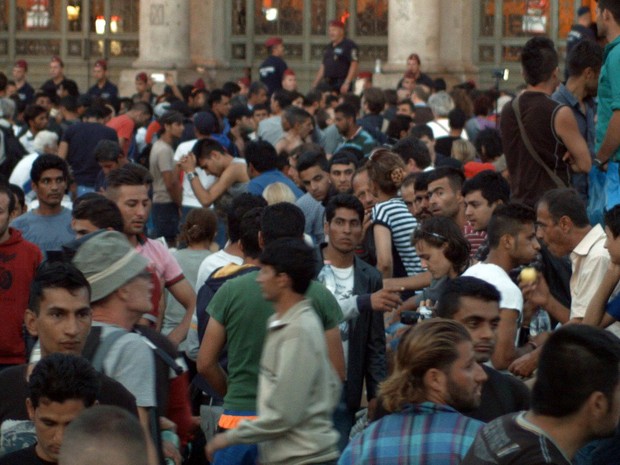 Milhares de migrantes se reúnem na frente da estação de Keleti em busca da oportunidade de embarcar em um trem para a Alemanha. (Foto: Márcio-André de Sousa Haz/ Arquivo pessoal)
