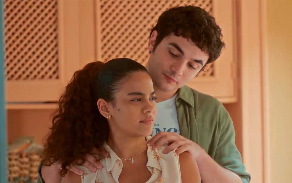 Jenifer (Bella Campos) desconfia de Otávio (Gabriel Contente) em Vai na Fé — Foto: Globo