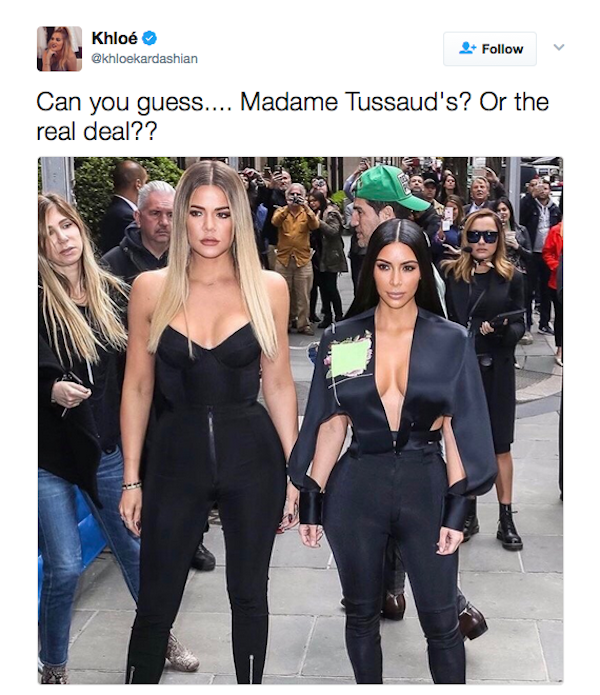 O tuíte de Khloé Kardashian comparando ela e a irmã, Kim Kardashian, a estpatuas de cera (Foto: Twitter)