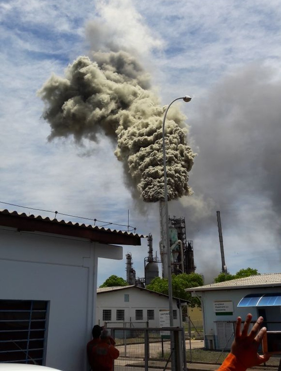 Emissão de fumaça tóxica na Replan, em Paulínia (SP), teria ocorrido após pane elétrica em uma das caldeiras (Foto: VC no G1)