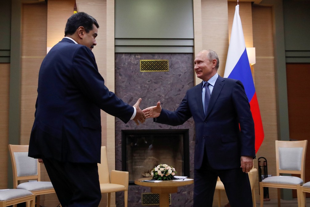 Nicolás Maduro e Vladimir Putin se cumprimentam em reunião em Moscou — Foto: Maxim Shemetov/Reuters