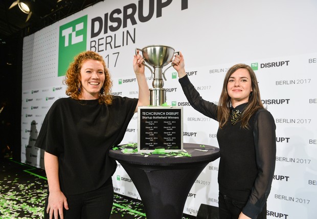 As vencedoras do Startup Battlefield no TechCrunch Disrupt Berlin 2017: Lia Diagnostics, Anna Simpson e a cofundadora Bethany Edwards (direita) no TechCrunch Disrupt Berlin 2017 na Arena Berlin na Alemanha (Foto: Noam Galai/Getty Images)