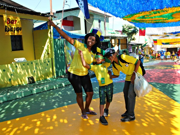 Menino de 5 anos cultiva paixão pela Seleção Brasileira e assiste jogos em  rua decorada para a Copa em Manaus, as