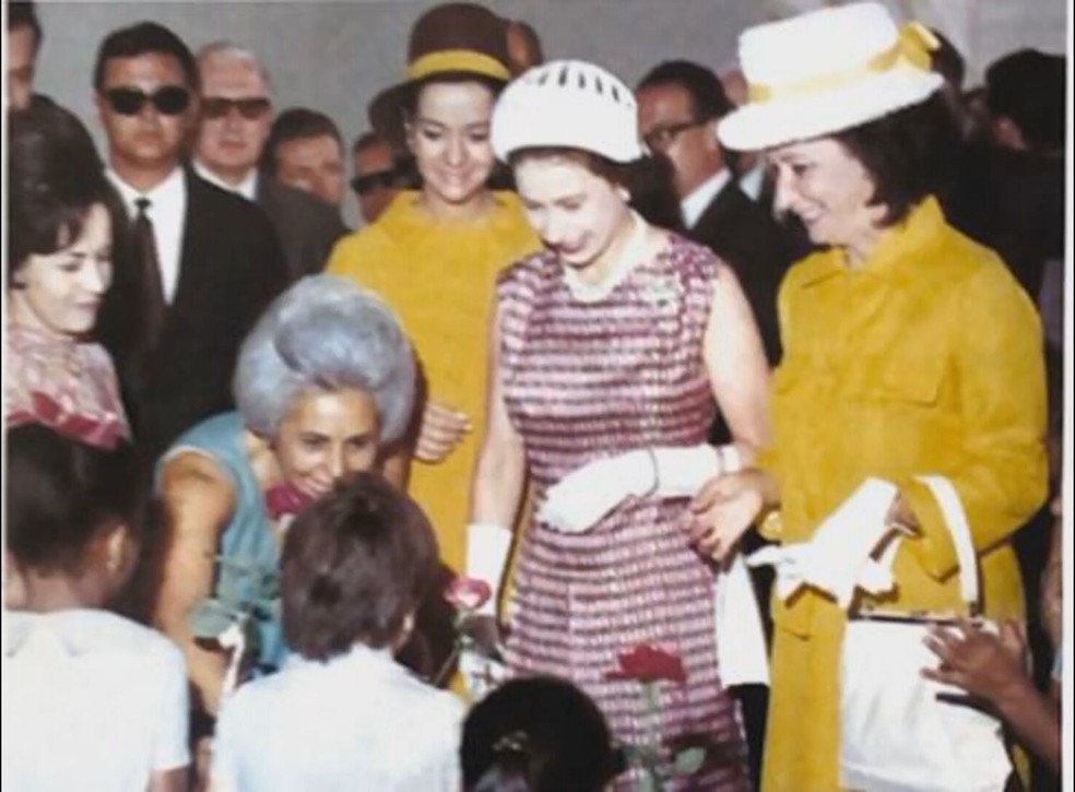 Rainha Elizabeth II recebeu flores de alunos de escola da quadra 308 da Asa Sul, em Brasília — Foto: Arquivo pessoal/Reprodução