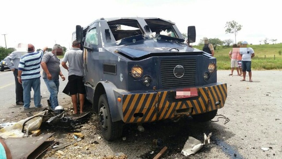 Carro-forte foi explodido em S&atilde;o Caetano  (Foto: Divulga&ccedil;&atilde;o/PRF)