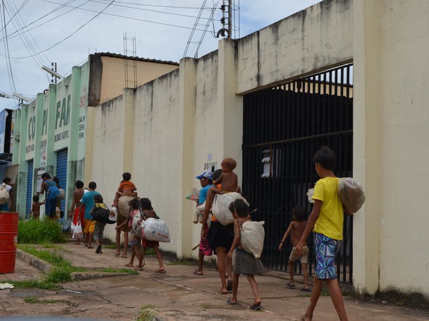 Grupo anda pelas ruas da capital em busca de comida (Foto: Valéria Oliveira/G1)