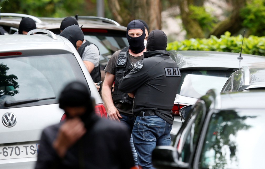 Investigadores fazem buscas em Oullins, perto de Lyon, na FranÃ§a, nesta segunda-feira (27) â Foto:  Emmanuel Foudrot/ Reuters
