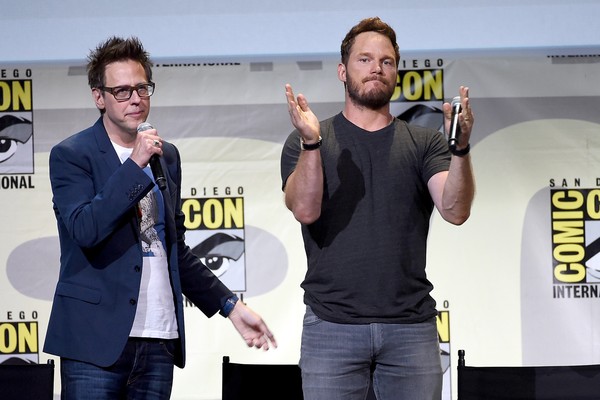 O diretor James Gunn e o ator Chris Pratt durante um evento na Comic Con de 2016 (Foto: Getty Images)
