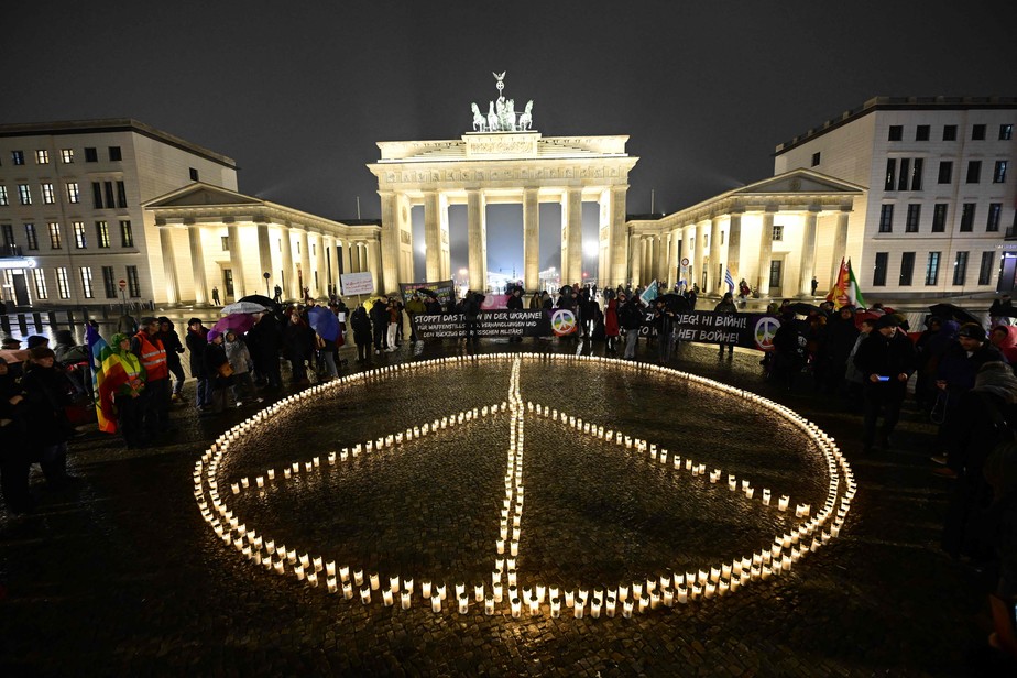 Ato em frente ao simbólico Portão de Brandemburgo, em Berlim, pede paz na Ucrânia
