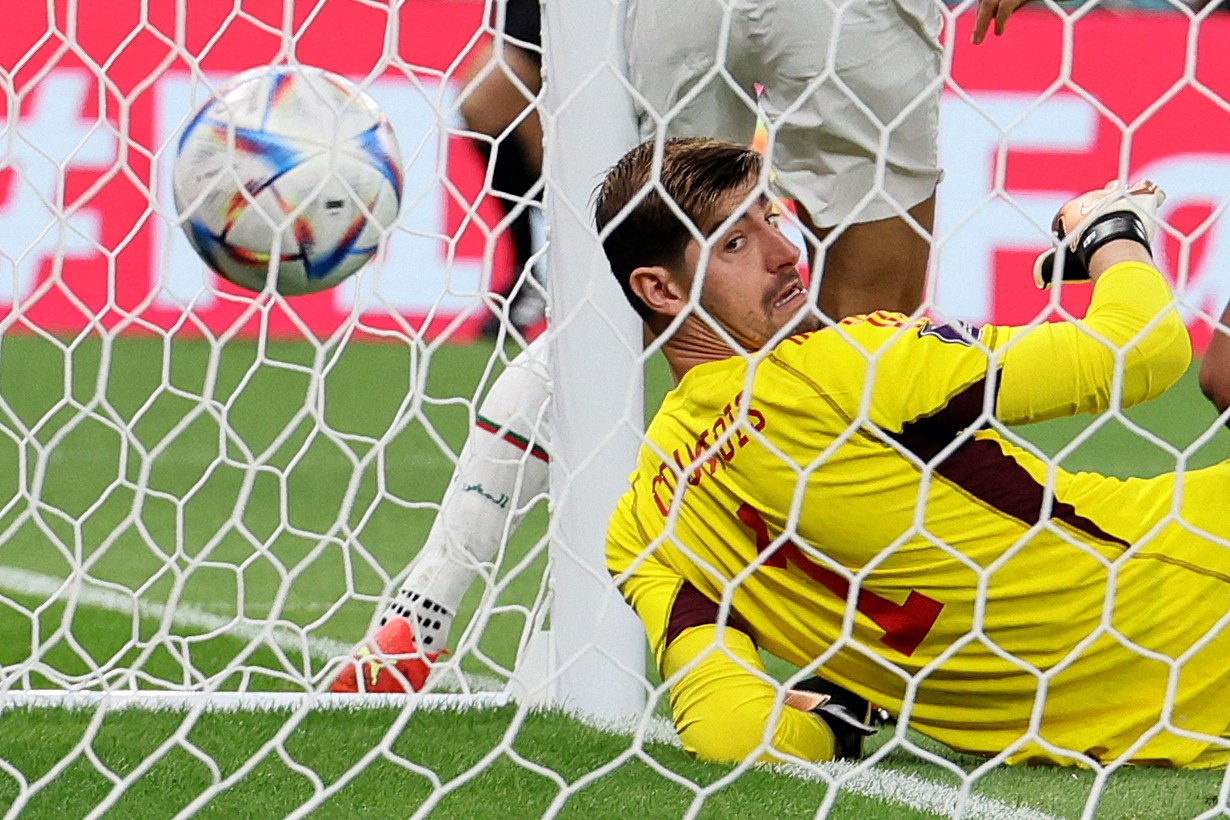 Courtois assiste à gol do Marrocos que foi anulado — Foto: JACK GUEZ/AFP