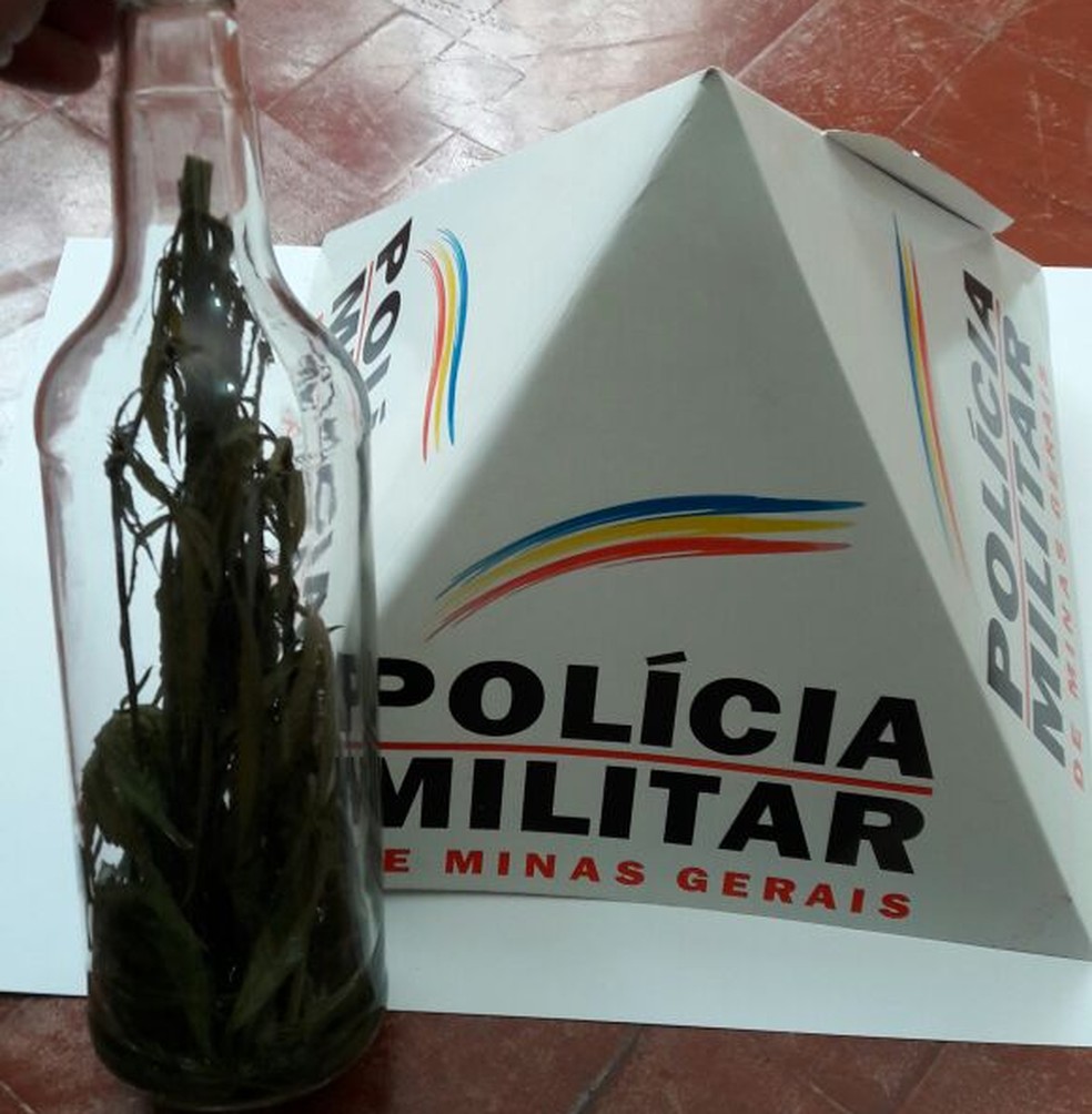 'Garrafada' encontrada com um dos autores (Foto: Polícia Militar/Divulgação)