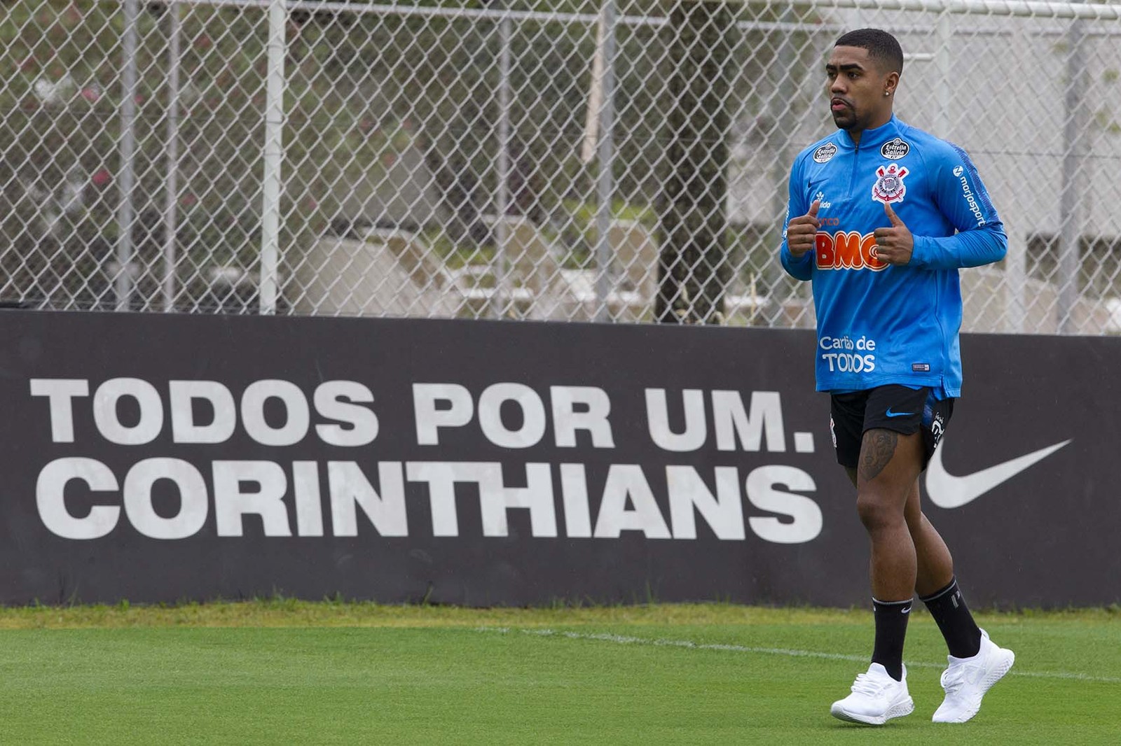 Malcom retorna ao CT e realiza tratamento após assistir vitória do Timão sobre o Avaí