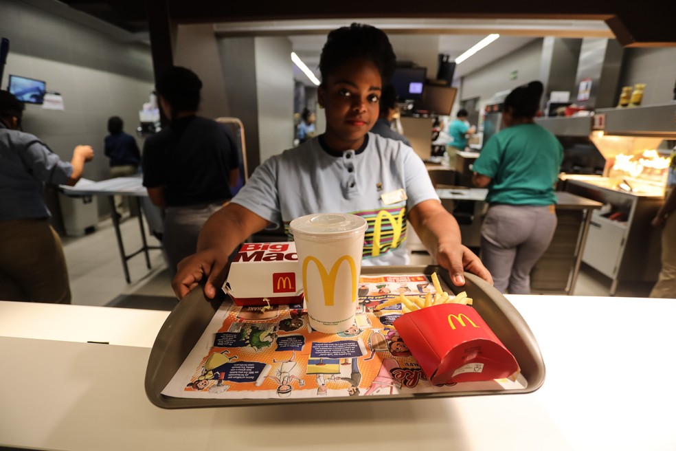 Funcionária do McDonald's entrega pedido a cliente (Foto: Fábio Tito/G1)