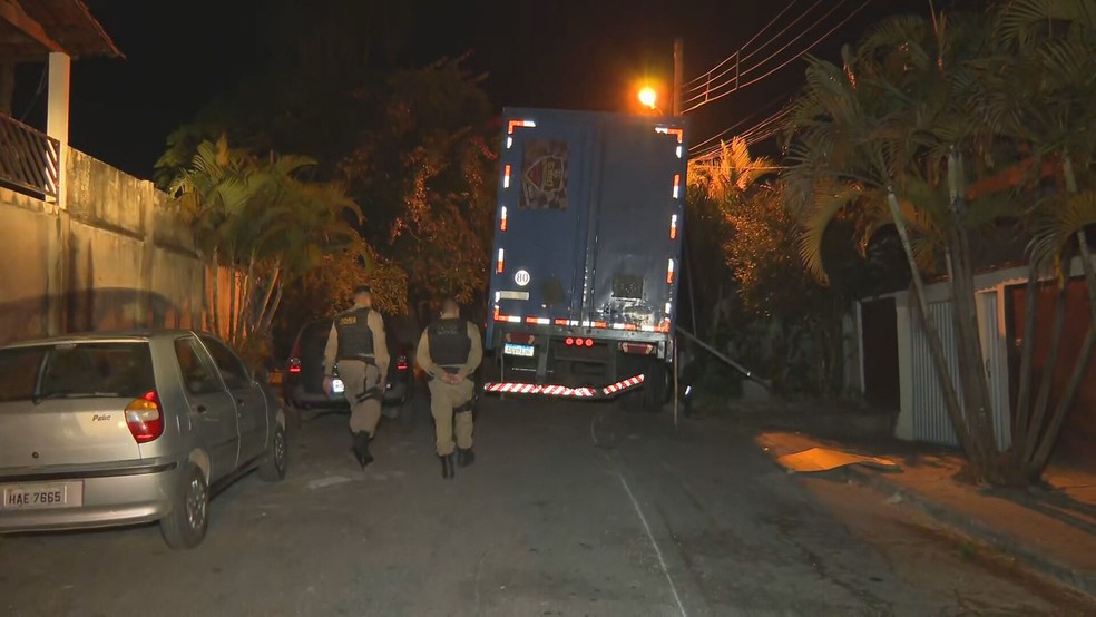 Caminhão desgovernado atingiu 20 veículos e 5 casas antes de parar. Caso aconteceu em Santa Luzia, na Grande BH. — Foto: TV Globo