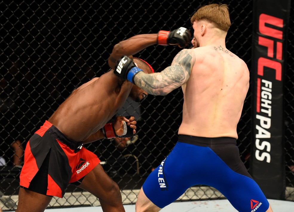 Lutador da ATT atropelou Teemu Packalen no UFC Londres aos 30s de combate (Foto: Getty Images)