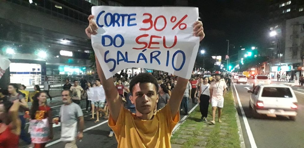 O estudante Guilhermy Duarte participou da manifestação — Foto: André Rodrigues/G1