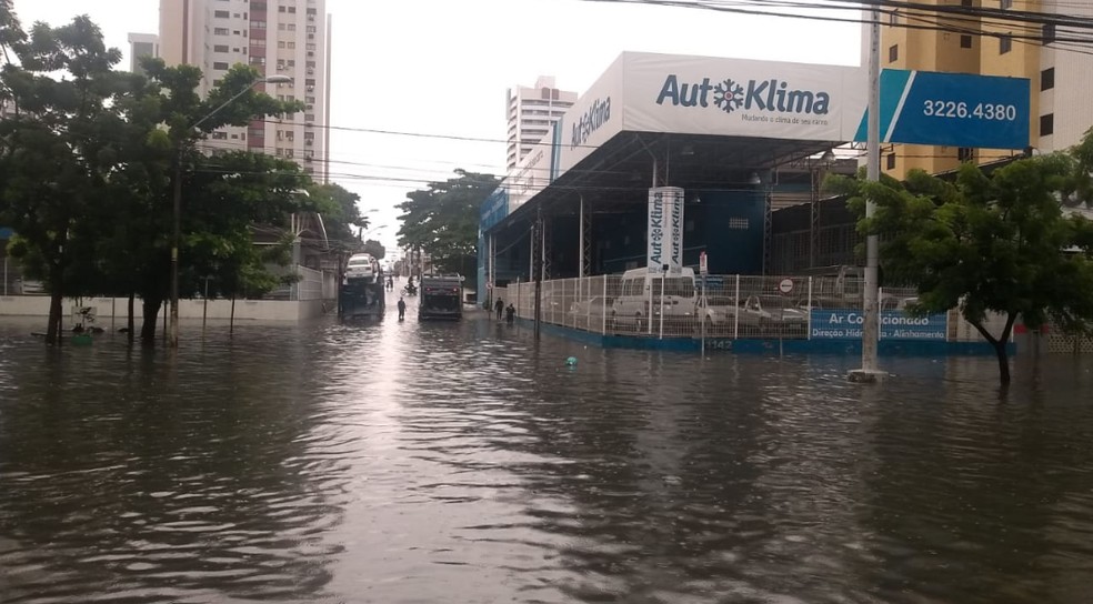 Avenida Heráclito Graça no Bairro Centro em Fortaleza. Mais uma vez houve registro de alagamentos. — Foto: Aldeson Gomes/Agência Diário
