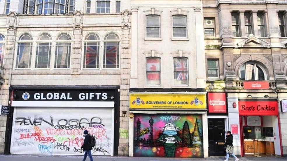Maioria das lojas na famosa Oxford Street de Londres praticamente não abriu ainda em 2021 — Foto: EPA/BBC