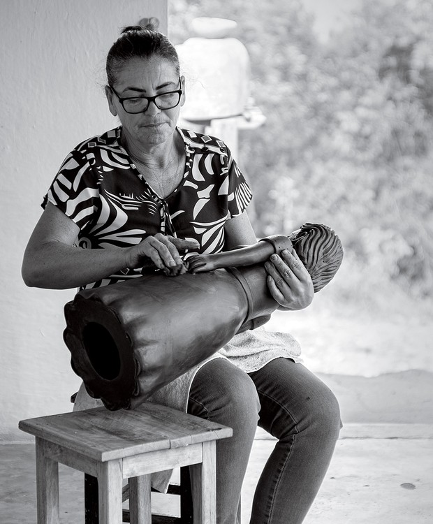 Zezinha, moradora da comunidade Campo Buriti, começou a moldar bonecas e outros itens de cerâmica aos 14 anos (Foto: Theo Grahl / Artesol /Divulgação)