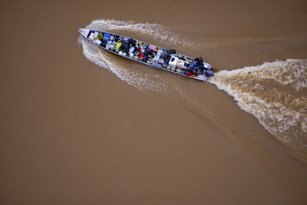 Registro de canoa transportando insumos para o garimpo — Foto: Divulgação