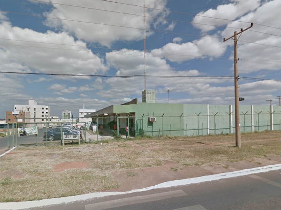 Fachada da 32ª Delegacia de Polícia, em Samambaia, no Distrito Federal, em imagem de — Foto: Google/Reprodução