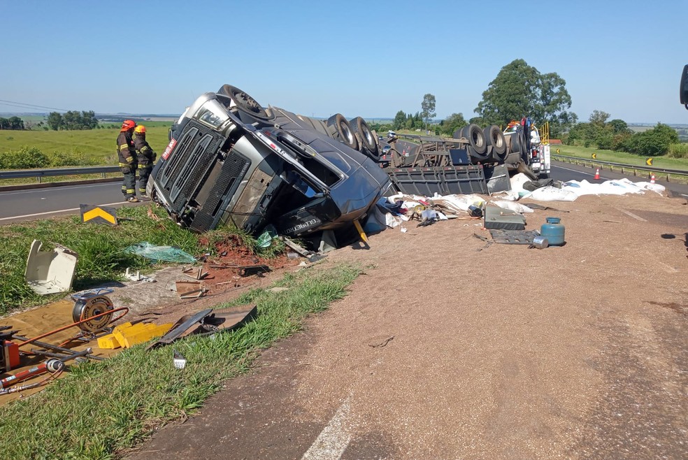 Caminhoneiro morre após tombar carreta em rodovia de Santa Cruz do Rio Pardo — Foto: Dário Miguel/ Portal Diário Cidadão/Divulgação