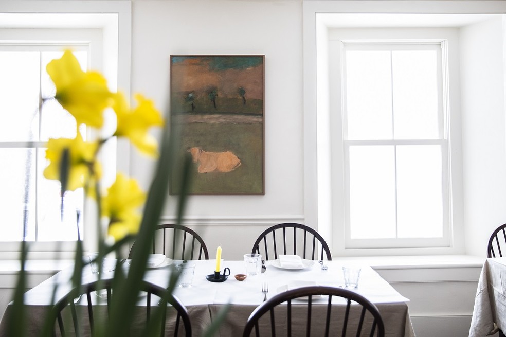 Uma mesa no Stissing House, novo restaurante da chef Clare de Boer, que trocou a agitação de Manhattan pela tranquilidade de Pine Plains, no interior do estado de Nova York — Foto: The New York Times