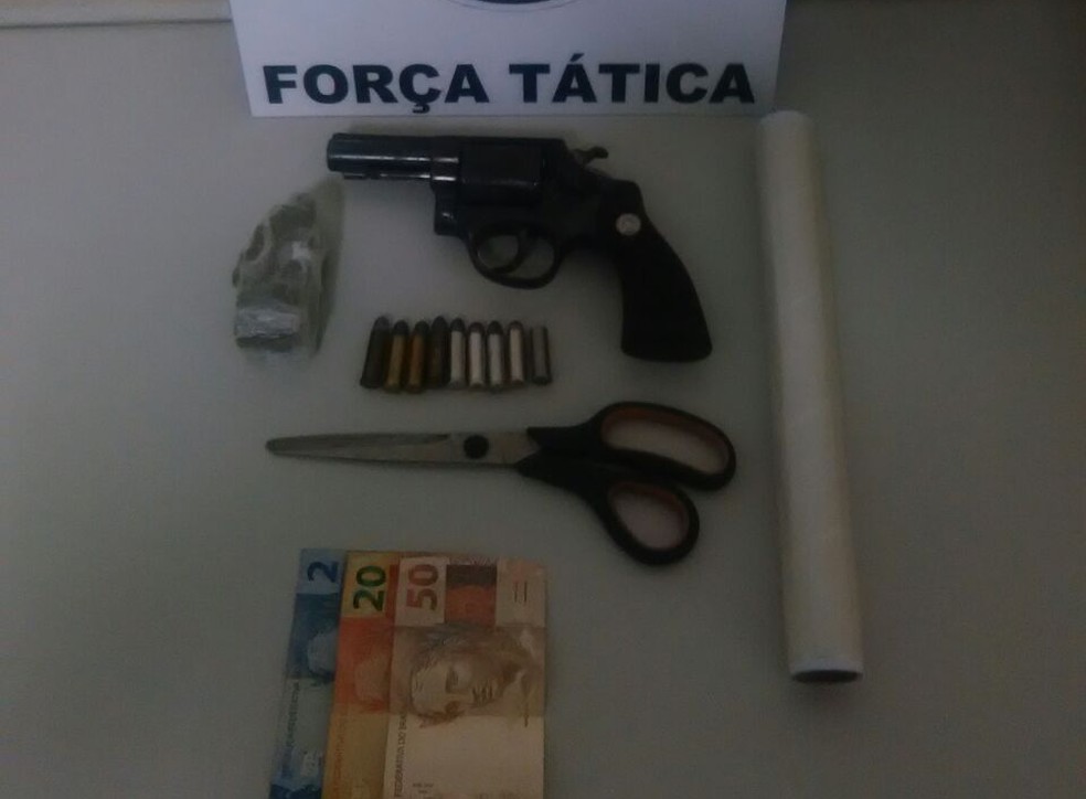 PM também localizou revólver e munições (Foto: Polícia Militar/Cedida)