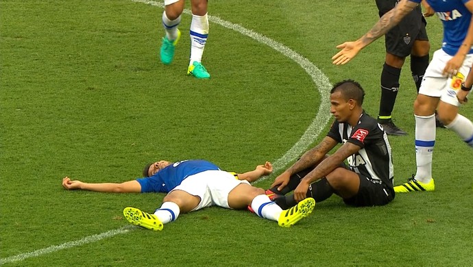 Após susto em queda, Henrique  elogia segundo tempo do Cruzeiro