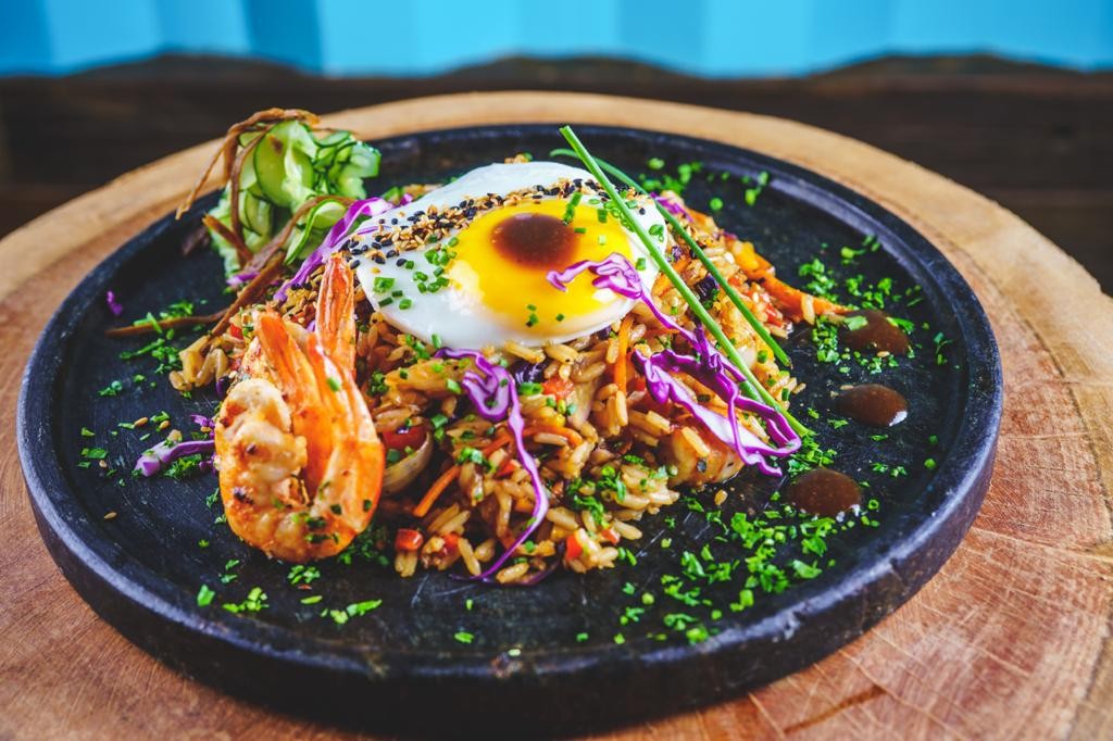 Receita de Nasi Goreng, arroz frito da Indonésia, leva camarão, legumes e ovo (Foto: Felipe Julian / Divulgação)