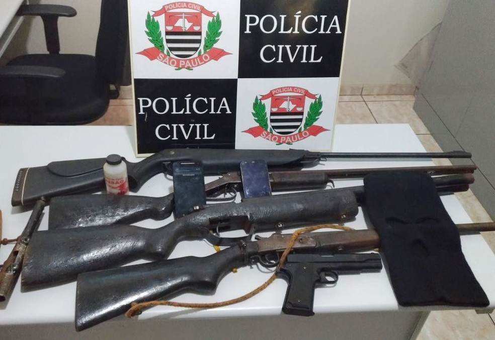Bandidos usaram espingardas para assaltar trailer de lanches (Foto: Cedida/Polícia Civil)