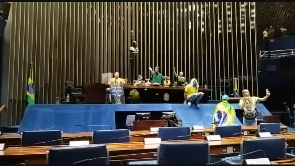Vândalos invadem Senado  — Foto: Reprodução/GloboNews