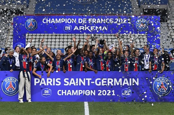 Psg De Formiga E Luana E Campeao Frances Feminino E Encerra 14 Anos De Dominio Do Lyon Futebol Frances Ge