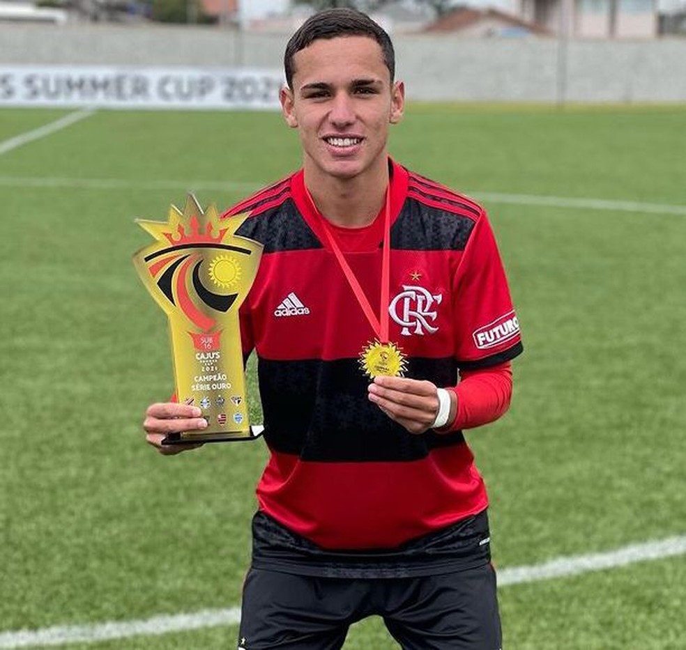Adriel, do Flamengo, exibe o troféu da Caju's Summer Cup — Foto: Arquivo Pessoal
