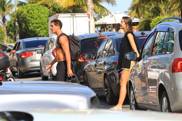 Felipe Roque saindo de praia com amiga no Rio (Foto: Fabricio Pioyani/ Agnews)
