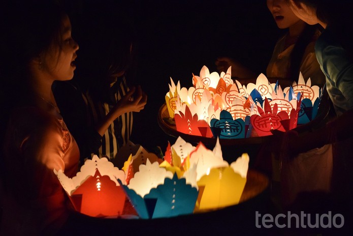 Veja se tem algum evento acontecendo na cidade; Esse, Festival da Lua Cheia, no Vietn?, proporcionou imagens incr?veis (Foto: Juliana Pixinine/TechTudo)