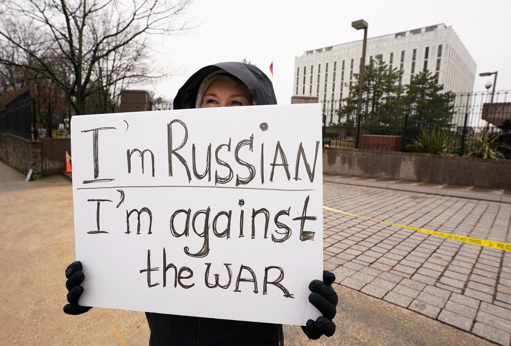 Mulher protesta contra a invasão à Ucrânia na frente da Embaixada Russa em Washington — Foto: Kevin Lamarque/Reuters