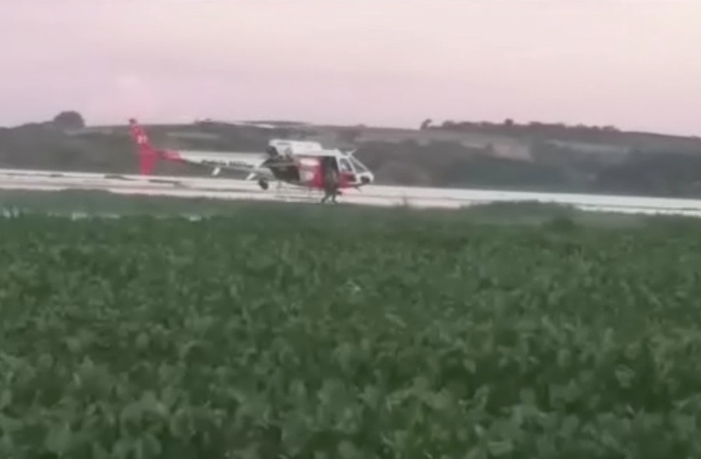 Homens foram resgatados por PMs com auxílio de helicóptero Águia em Iacanga (SP) — Foto: Polícia Militar/Divulgação