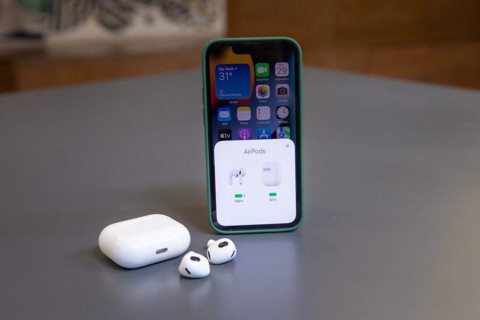 AirPods: basta aproximar do iPhone 13 e ele já se conecta de forma automática — Foto: Celso Tavares/g1