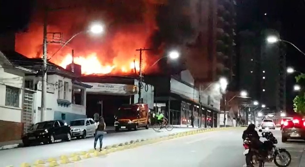 Chamas atingiram depósito de supermercado no Centro de Pouso Alegre (MG) — Foto: Reprodução/Redes Sociais