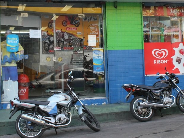 Dupla invadiu drogaria e fez dez pessoas reféns durante assalto em Manaus (Foto: Ana Graziela Maia/G1 AM)