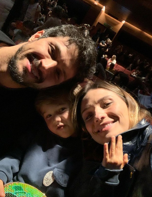 Romulo Estrela e Nilma Quariguasi com o filho, Theo (Foto: Reprodução/Instagram)