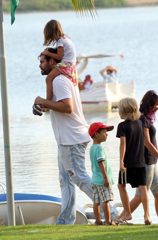 Thiago Lacerda e os filhos, Gael e Cora (Foto: J. Humberto / AgNews)