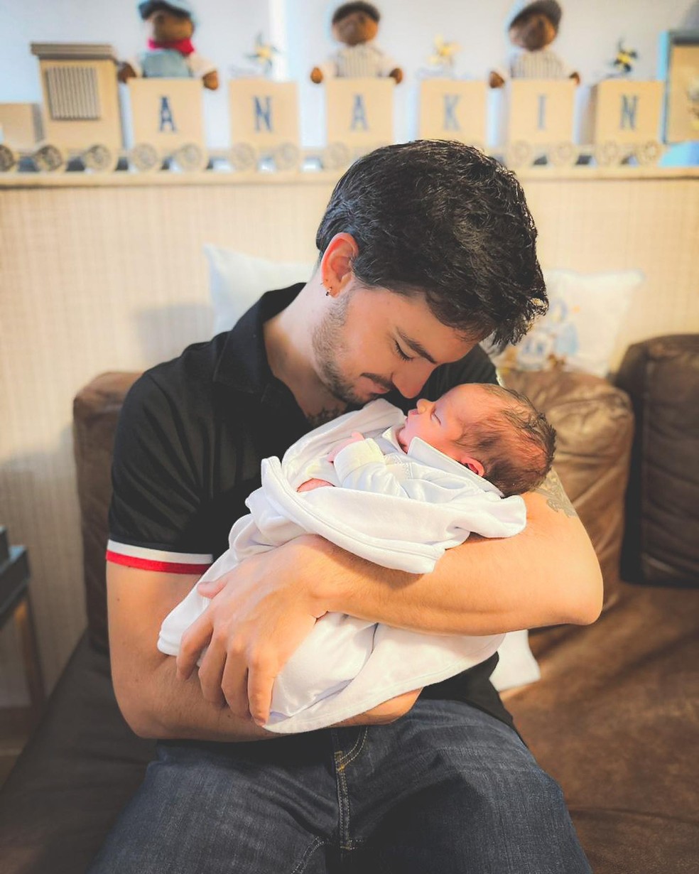 Felipe Neto e o sobrinho, Anakin &mdash; Foto: Reprodu&ccedil;&atilde;o/ Instagram