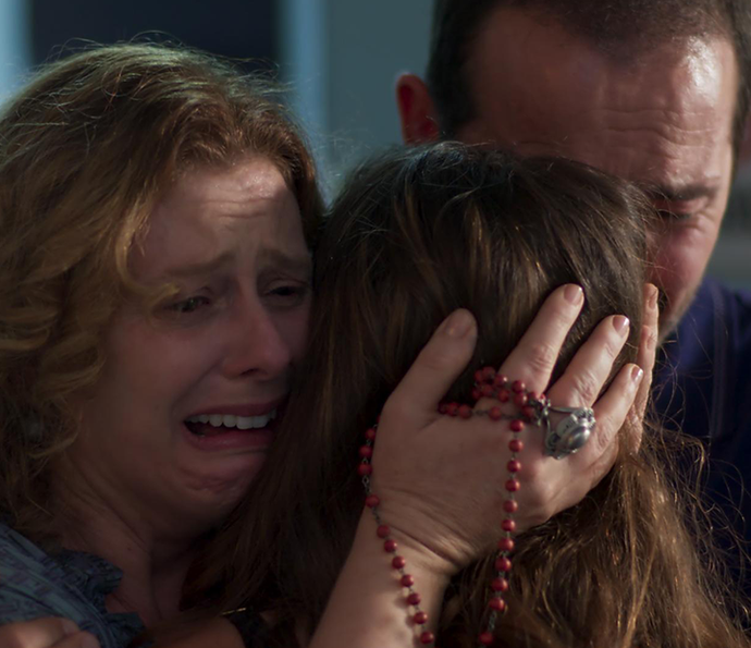 Nanda e os pais de Filipe se abraçam emocionados (Foto: TV Globo)