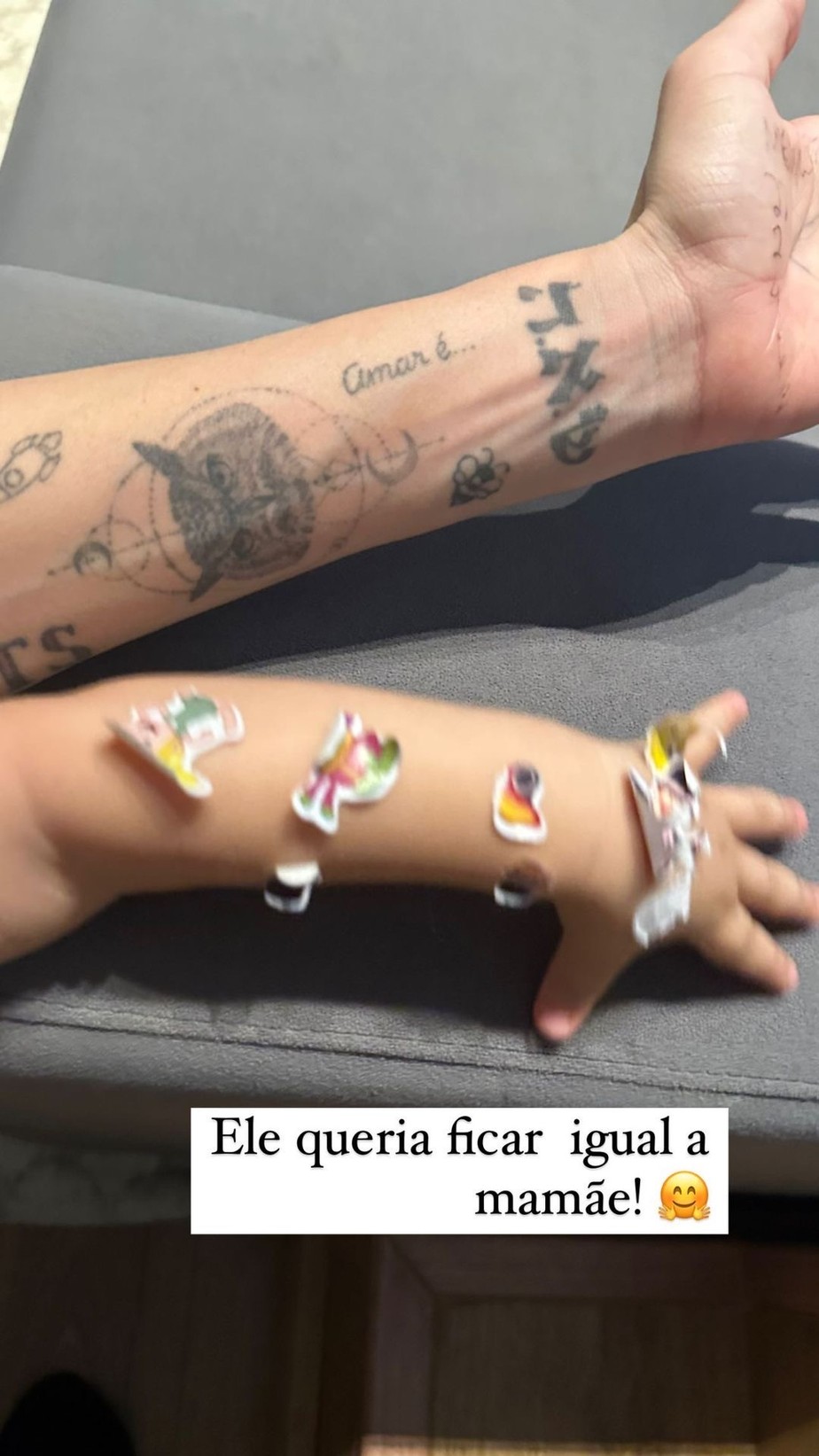 Francisco tatua bracinhos e encanta Thaila Ayala