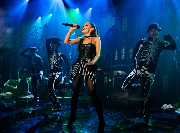 Ariana Grande durante sua apresentação na noite de ontem (Foto: Getty Images)