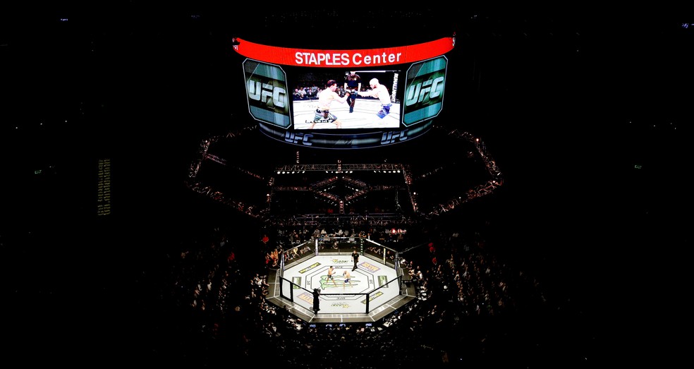Staples Center, em Los Angeles, é um dos ginásios que não poderá mais receber lutas até o final de maio — Foto: Getty Images