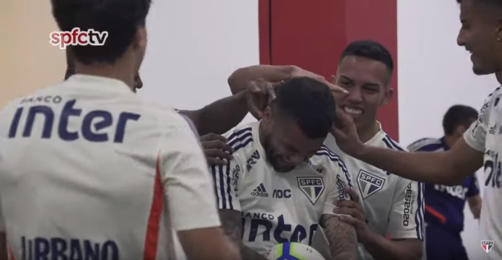 Daniel Alves levou "petelecos" durante o aquecimento — Foto: Reprodução