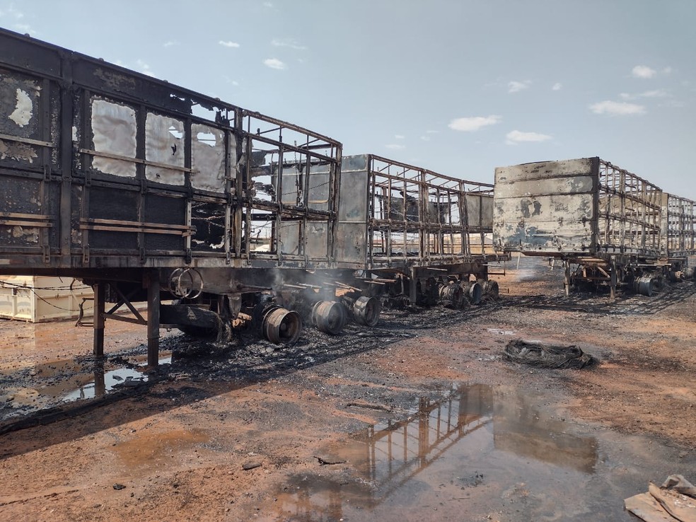 Cerca de sete carrocerias foram destruídas pelas chamas. — Foto: Alexandre Perassoli